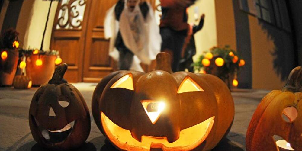 Kinder ziehen an Halloween um die Häuser