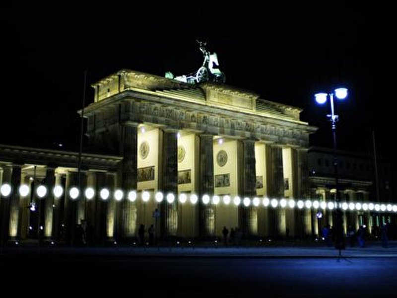 Licht-Installation: 25 Jahre Fall der Berliner Mauer ...