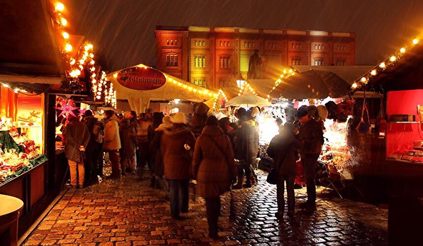 Weihnachtsmarkt am Opernpalais 2013