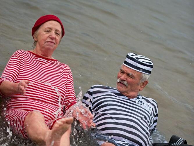 Eisbader beim Neujahrstauchen am Helenesee