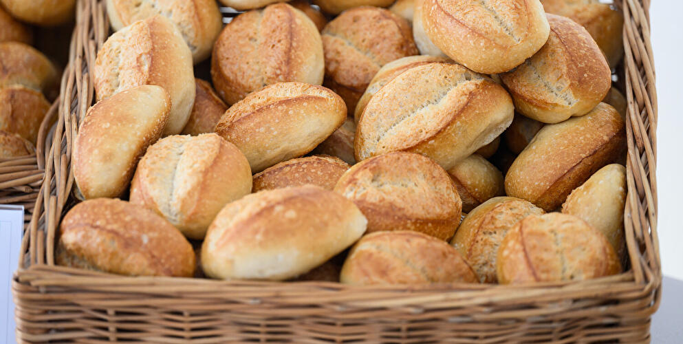 Brötchen liegen in einer Bäckerei