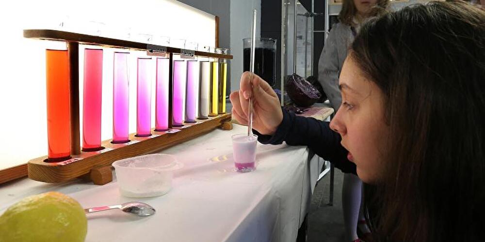 Ein Mädchen führt ein Experiment durch