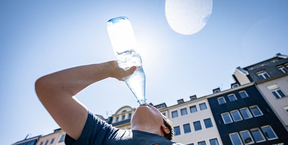 Wasser aus einer Flasche trinken