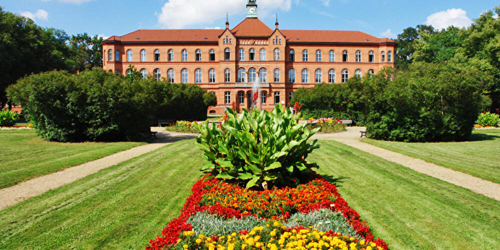 KEH Hauptgebäude im Landschaftspark Herzberge