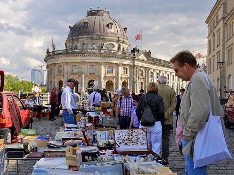 Antik- und Buchmarkt am Bode-Museum