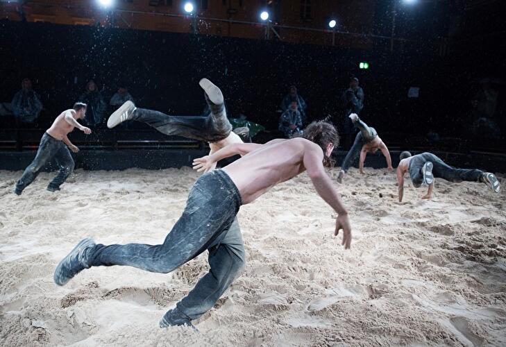 "Fallen" - Tanztheater von Sebastian Nübling und Ives Thuwis