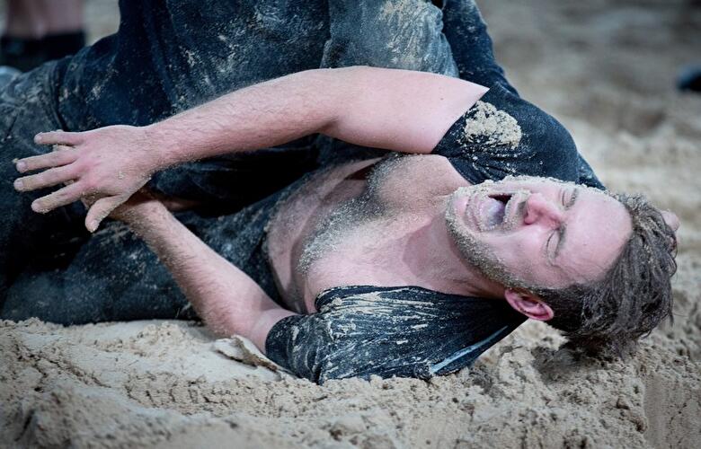 "Fallen" - Tanztheater von Sebastian Nübling und Ives Thuwis