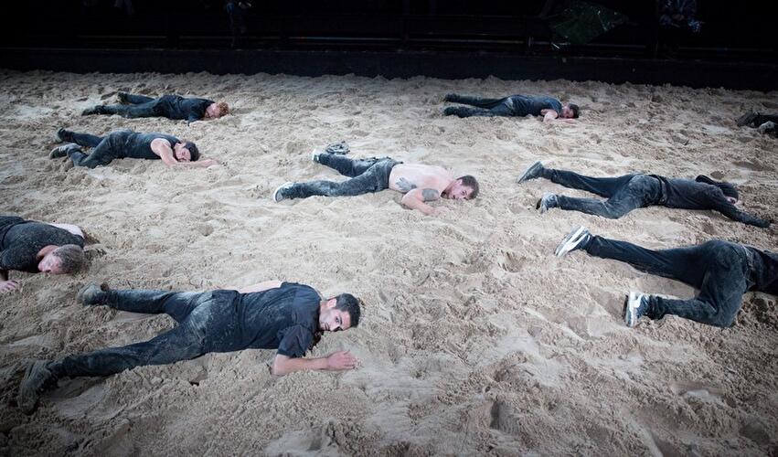 "Fallen" - Tanztheater von Sebastian Nübling und Ives Thuwis