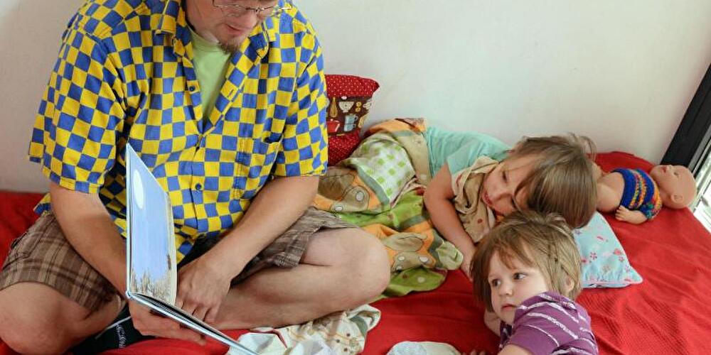 Kinder bekommen vorgelesen