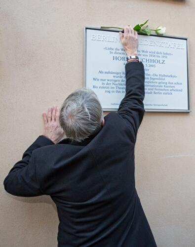 Enthüllung der Gedenktafel für Horst Buchholz