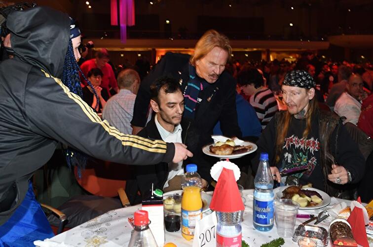 Frank Zanders Weihnachtsfeier für Obdachlose