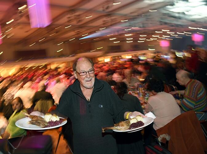 Frank Zanders Weihnachtsfeier für Obdachlose