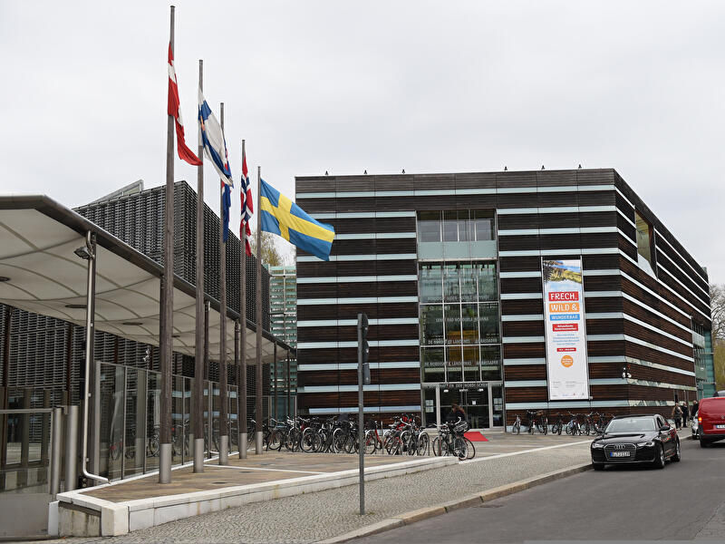 Schwedische Botschaft in Berlin mit Flaggen der nordischen Länder vor dem modernen Botschaftsgebäude.