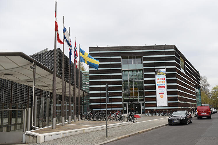 Schwedische Botschaft in Berlin mit Flaggen der nordischen Länder vor dem modernen Botschaftsgebäude.