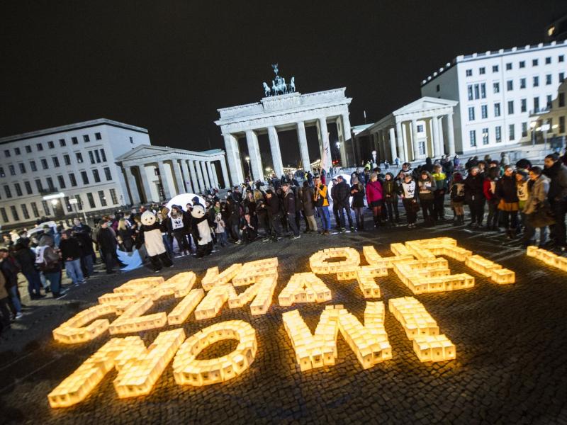 Earth Hour vor Brandenburger Tor