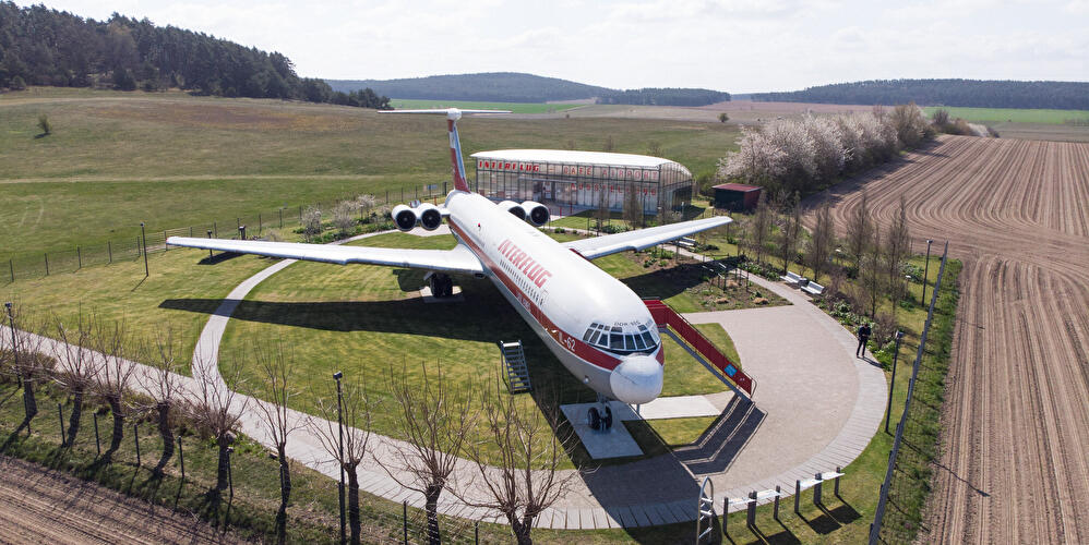 Ein Flugzeug des Typs Iljuschin 62 der Fluggesellschaft Interflug steht auf dem Flugplatz Stölln/Rhinow.