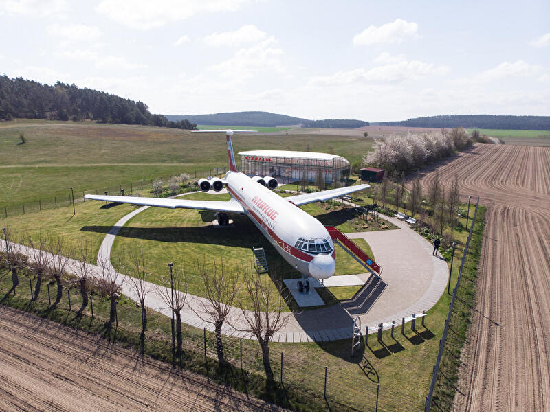 Ein Flugzeug des Typs Iljuschin 62 der Fluggesellschaft Interflug steht auf dem Flugplatz Stölln/Rhinow.