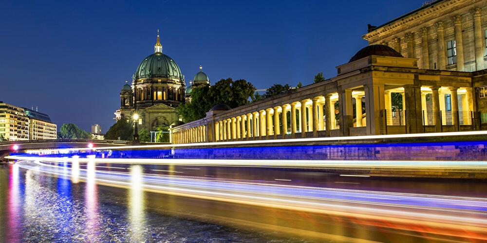 Hell erleuchtete Arkadengang an der Alten Nationalgalerie auf der Museumsinsel in Berlin