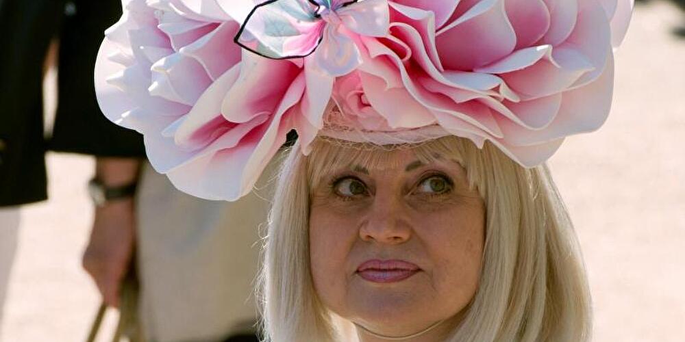 Dame mit Hut