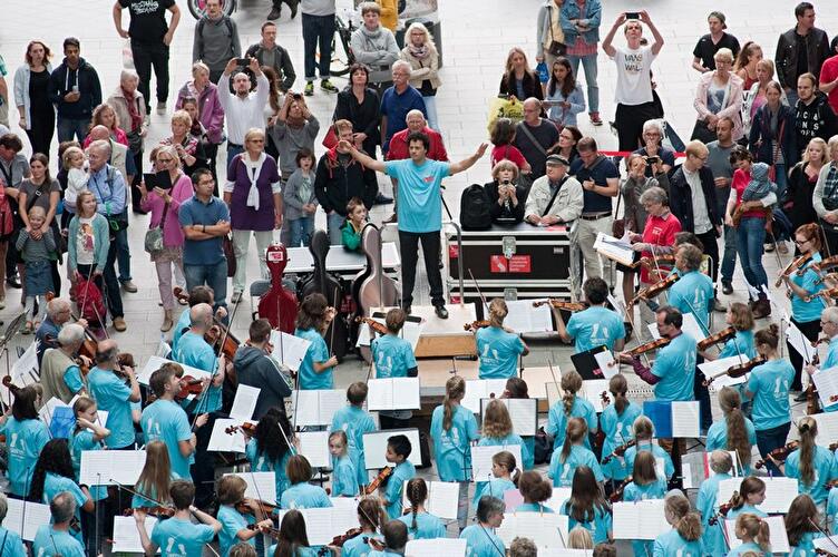 Musik-Flashmob in der Mall of Berlin