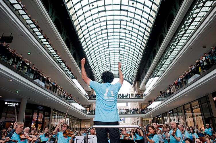Musik-Flashmob in der Mall of Berlin