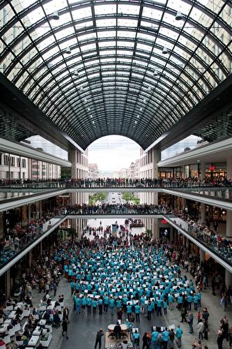 Musik-Flashmob in der Mall of Berlin