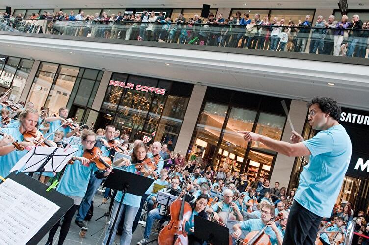 Musik-Flashmob in der Mall of Berlin