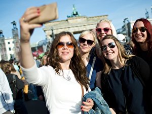 Frauen vor dem Brandenburger Tor