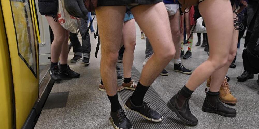 Personen steigen 2015 ohne Hose aus U-Bahn