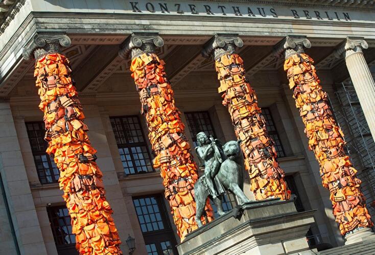 Rettungswesten am Konzerthaus