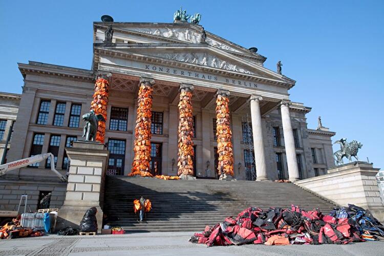 Rettungswesten am Konzerthaus