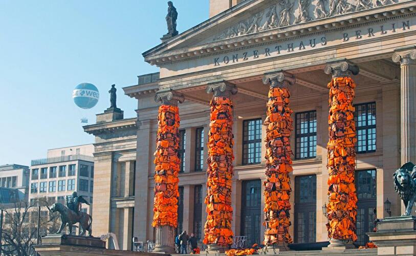 Rettungswesten am Konzerthaus