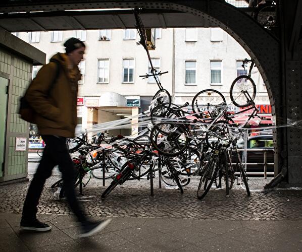 Kunstaktion: Fahrrad-Skulptur