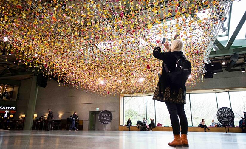 Kunstinstallation mit 30.000 Blumen