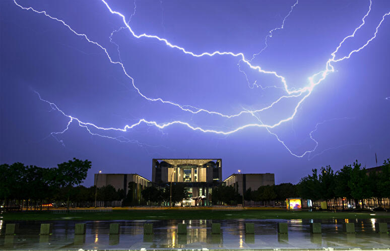 Blitze über dem Kanzleramt