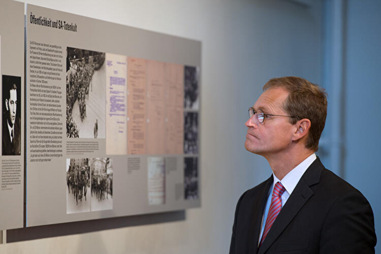 Berlins Regierender Bürgermeister Michael Müller besichtigt die Gedenkstätte "Köpenicker Blutwoche"