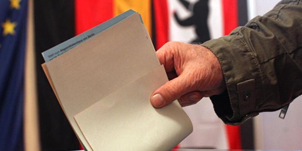Wahlzettel und eine Wahlurne in Berlin