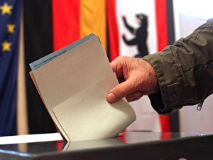 Wahlzettel und eine Wahlurne in Berlin