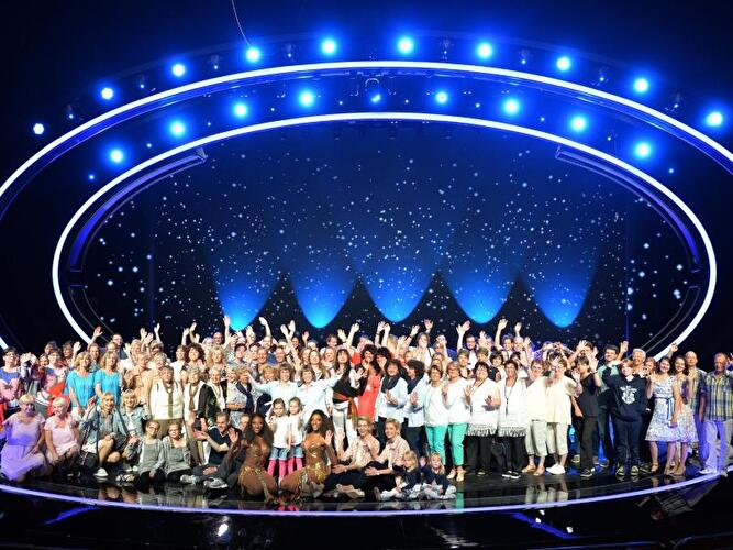 Zwillingspaare auf einer Bühne