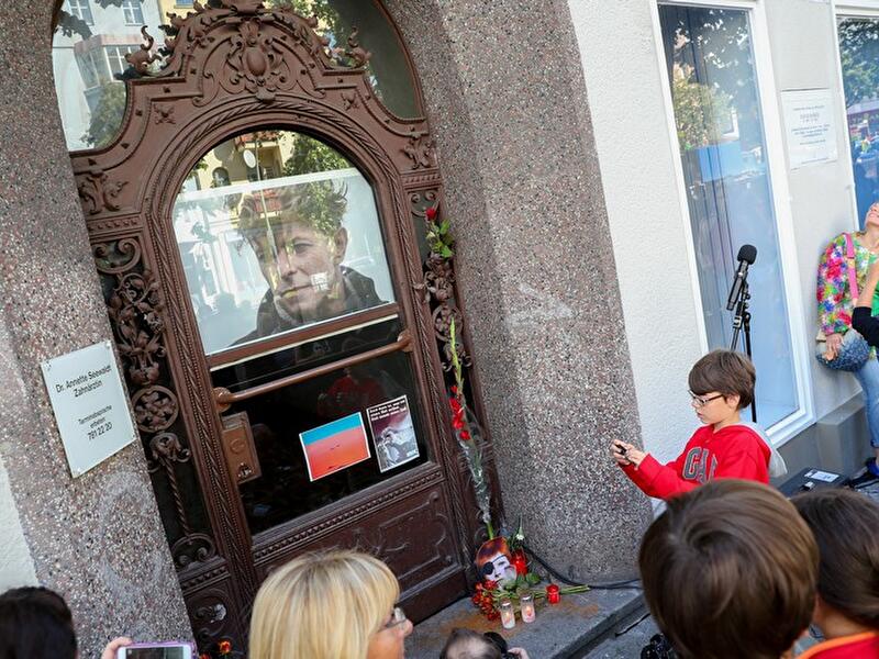 David Bowie memorial plaque