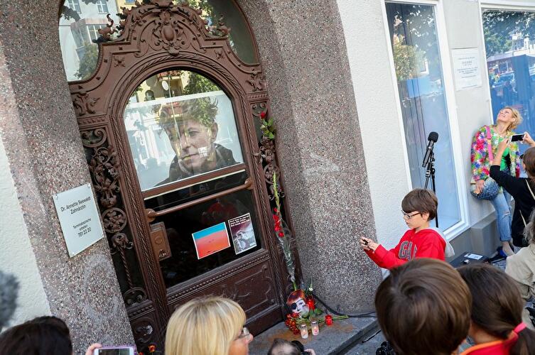 David Bowie memorial plaque