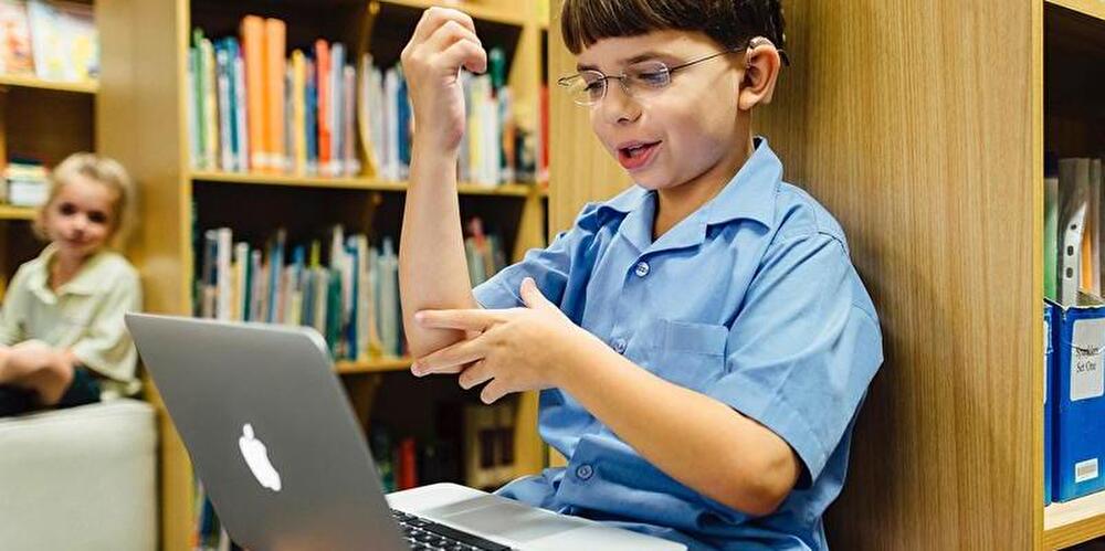 Junge mit Laptop