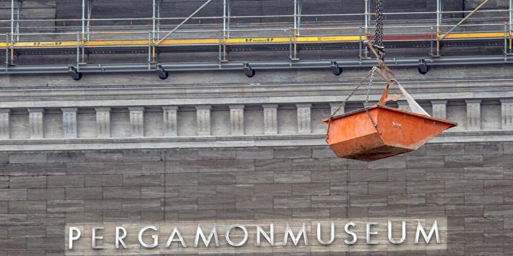 Baugerüst und -container am Pergamonmuseum