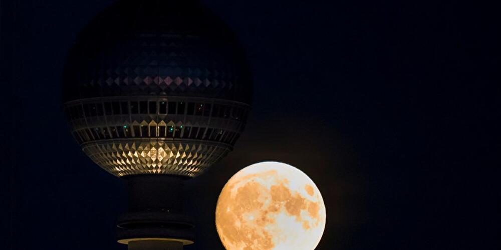 Mond über Berlin