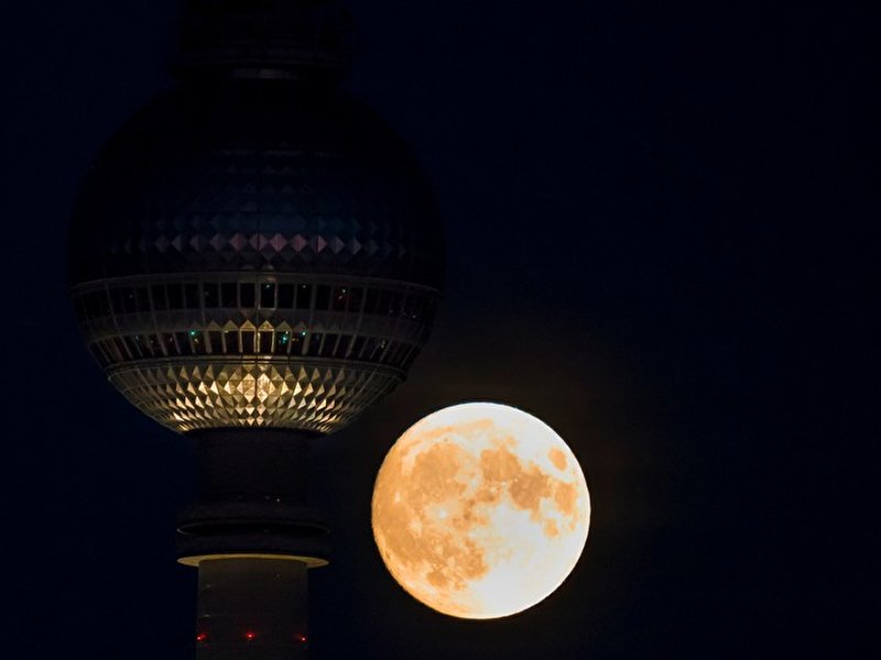 Mond über Berlin