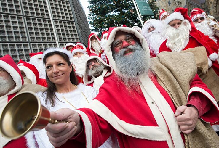 Spaziergang der Weihnachtsmänner