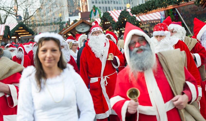 Spaziergang der Weihnachtsmänner