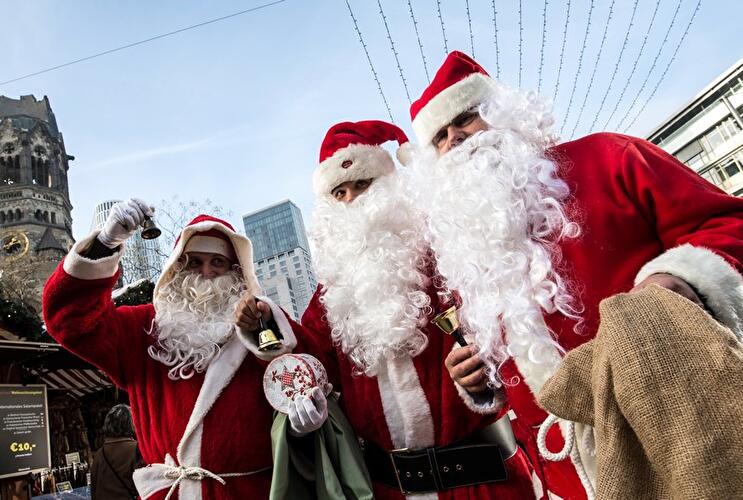 Spaziergang der Weihnachtsmänner