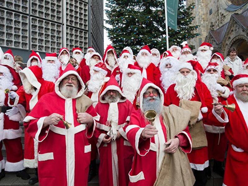 Spaziergang der Weihnachtsmänner
