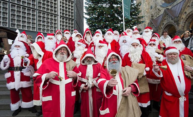 Spaziergang der Weihnachtsmänner